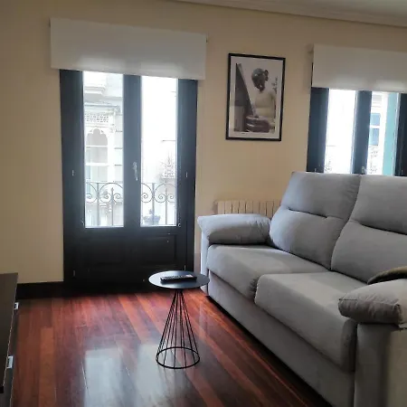2a. Dos Y Balcones En El Casco Viejo. شقة